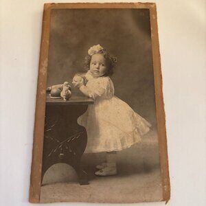 VINTAGE/ANTIQUE PHOTO OF A CUTE LITTLE GIRL.